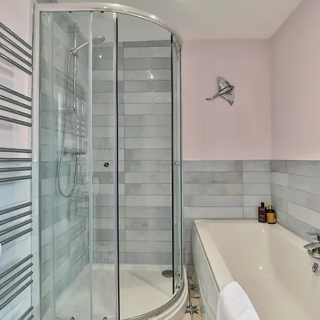 펜션 Kitson House - Sea Views, Terraces, 1 Min Walk To Seafront, 5 To Beach, Free Street Parking, Old Town