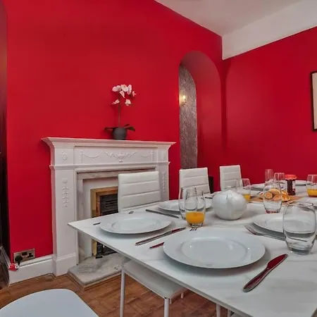 Kitson House - Sea Views, 1 Min Walk To Harbour Holiday home Scarborough