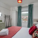 Kitson House - Sea Views, Old Town, 5 Min Walk To Beach, Street Parking Дом отдыха *