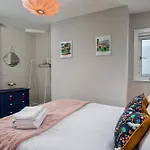 Дом отдыха Kitson House - Sea Views, Old Town, 5 Min Walk To Beach, Street Parking *