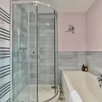 Дом отдыха Kitson House - Sea Views, Old Town, 5 Min Walk To Beach, Street Parking