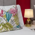 Kitson House - Sea Views, Old Town, 5 Min Walk To Beach, Street Parking Дом отдыха