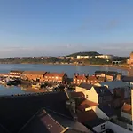 Kitson House - Sea Views, Old Town, 5 Min Walk To Beach, Street Parking Дом отдыха