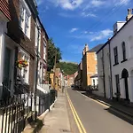 Kitson House - Sea Views, Old Town, 5 Min Walk To Beach, Street Parking Дом отдыха
