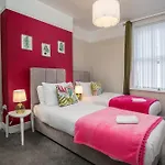 Дом отдыха Kitson House - Sea Views, Old Town, 5 Min Walk To Beach, Street Parking *