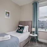 Kitson House - Sea Views, Old Town, 5 Min Walk To Beach, Street Parking Дом отдыха