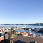 Дом отдыха Kitson House - Sea Views, Old Town, 5 Min Walk To Beach, Street Parking