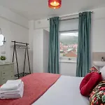 Kitson House - Sea Views, Old Town, 5 Min Walk To Beach, Street Parking Дом отдыха *