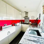 Kitson House - Sea Views, Old Town, 5 Min Walk To Beach, Street Parking *