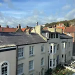 Kitson House - Sea Views, Old Town, 5 Min Walk To Beach, Street Parking Дом отдыха