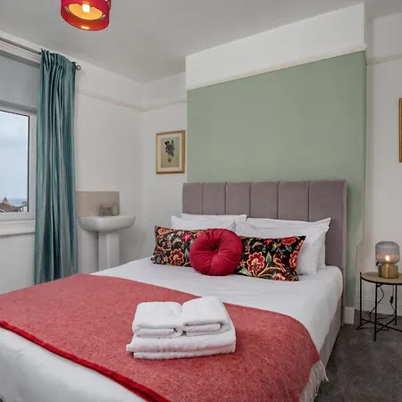 Kitson House - Sea Views, Terraces, 1 Min Walk To Seafront, 5 To Beach, Free Street Parking, Old Town Scarborough