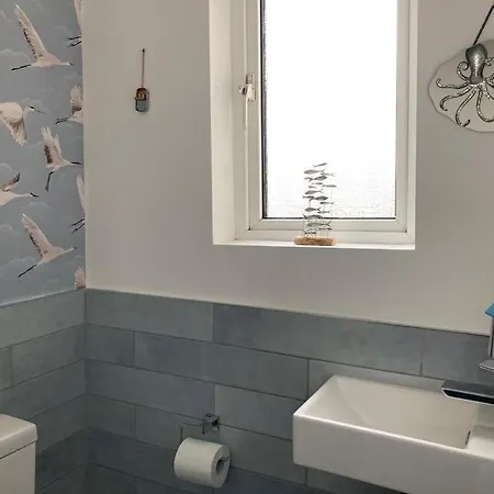 Kitson House - Sea Views, 1 Min Walk To Harbour Casa de Férias