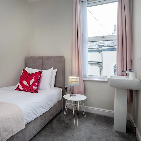 Kitson House - Sea Views, Terraces, 1 Min Walk To Seafront, 5 To Beach, Free Street Parking, Old Town Scarborough