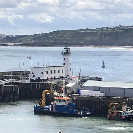 Kitson House - Sea Views, 1 Min Walk To Harbour * Scarborough