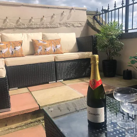 Dom wakacyjny Kitson House - Sea Views, Old Town, 5 Min Walk To Beach, Street Parking