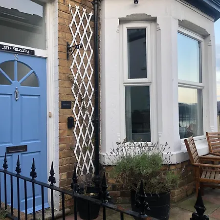 Holiday home Kitson House - Sea Views, Old Town, 1 Min Walk To Harbour, 5 Mins To Beach, Free Street Parking Scarborough