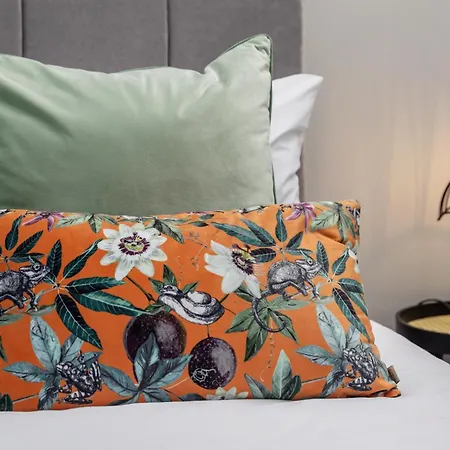 Kitson House - Sea Views, Terraces, 1 Min Walk To Seafront, 5 To Beach, Free Street Parking, Old Town Scarborough