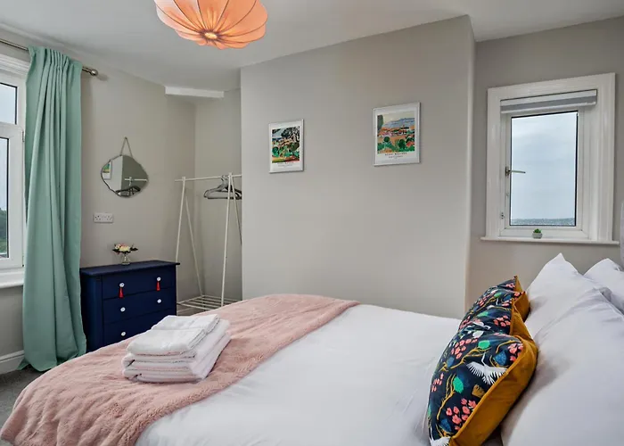 Dom wakacyjny Kitson House - Sea Views, Old Town, 5 Min Walk To Beach, Street Parking *