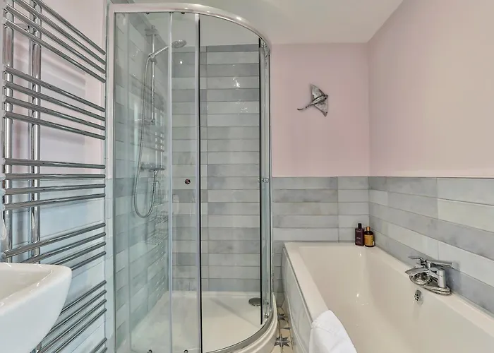 Dom wakacyjny Kitson House - Sea Views, Old Town, 5 Min Walk To Beach, Street Parking