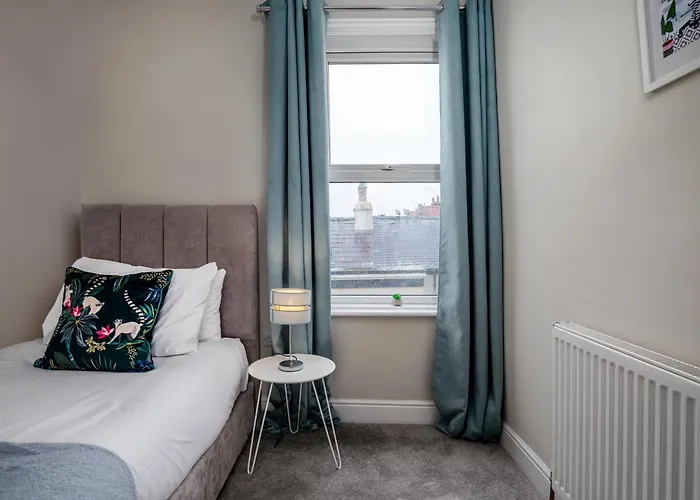 Kitson House - Sea Views, Old Town, 5 Min Walk To Beach, Street Parking *