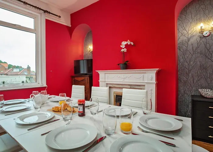 Dom wakacyjny Kitson House - Sea Views, Old Town, 5 Min Walk To Beach, Street Parking Scarborough