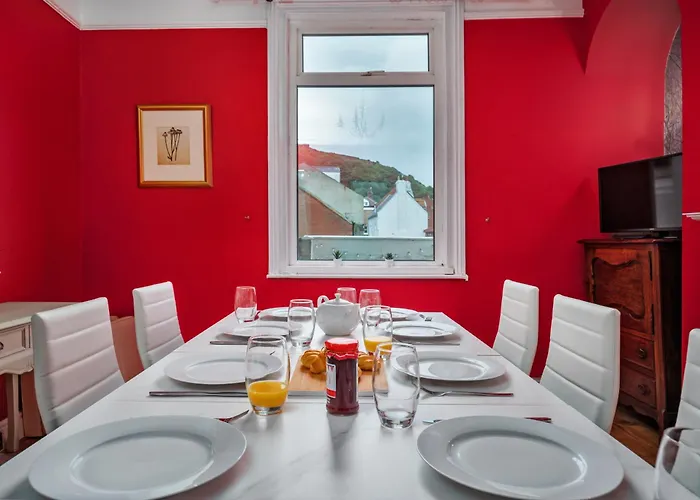 Kitson House - Sea Views, Old Town, 5 Min Walk To Beach, Street Parking