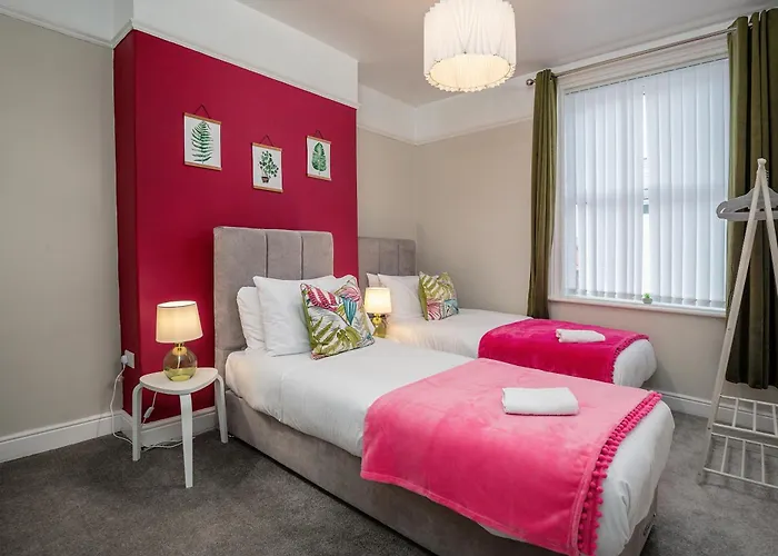 Dom wakacyjny Kitson House - Sea Views, Old Town, 5 Min Walk To Beach, Street Parking *