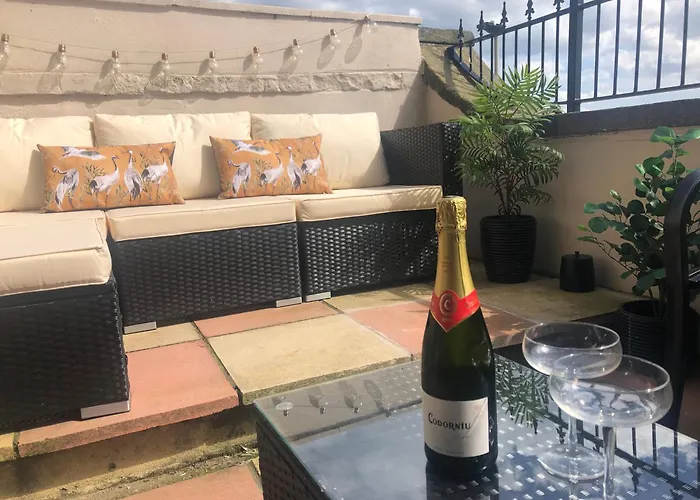 Dom wakacyjny Kitson House - Sea Views, Old Town, 5 Min Walk To Beach, Street Parking