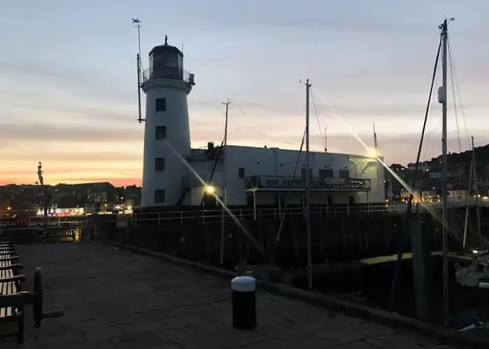 Kitson House - Sea Views, Old Town, 5 Min Walk To Beach, Street Parking Dom wakacyjny