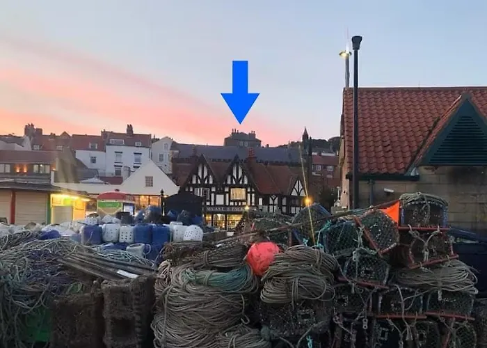 Dom wakacyjny Kitson House - Sea Views, Old Town, 5 Min Walk To Beach, Street Parking