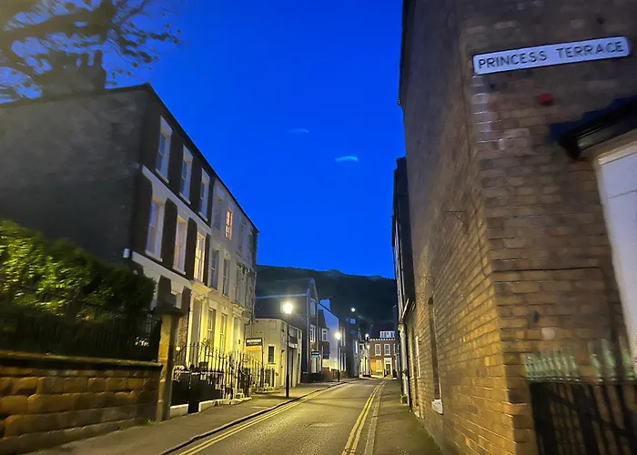 Dom wakacyjny Kitson House - Sea Views, Old Town, 5 Min Walk To Beach, Street Parking