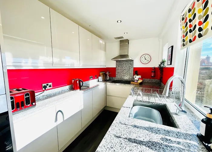 Kitson House - Sea Views, Old Town, 5 Min Walk To Beach, Street Parking *