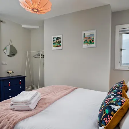Vakantiehuis Kitson House - Sea Views, Terraces, 1 Min Walk To Seafront, 5 To Beach, Free Street Parking, Old Town *
